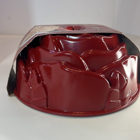 Nordic Ware Rose Bundt Pan Red NEW Platinum Collection Bakeware Cast Aluminum - Picture 2 of 10